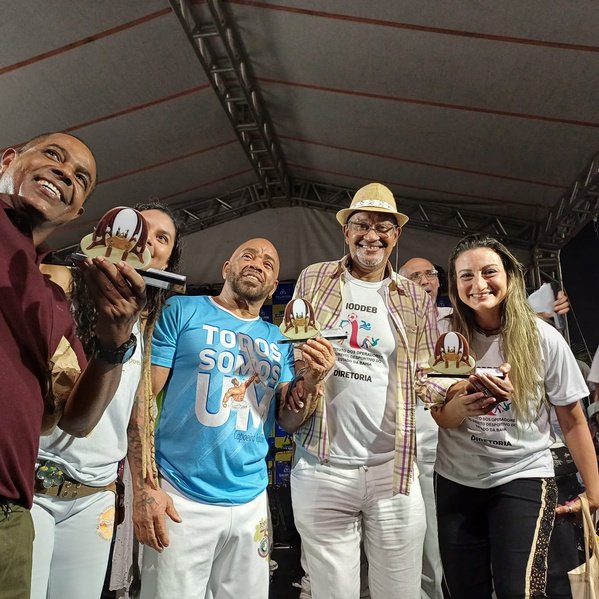 Participantes da Arena Capoeira com representantes do IODDEB