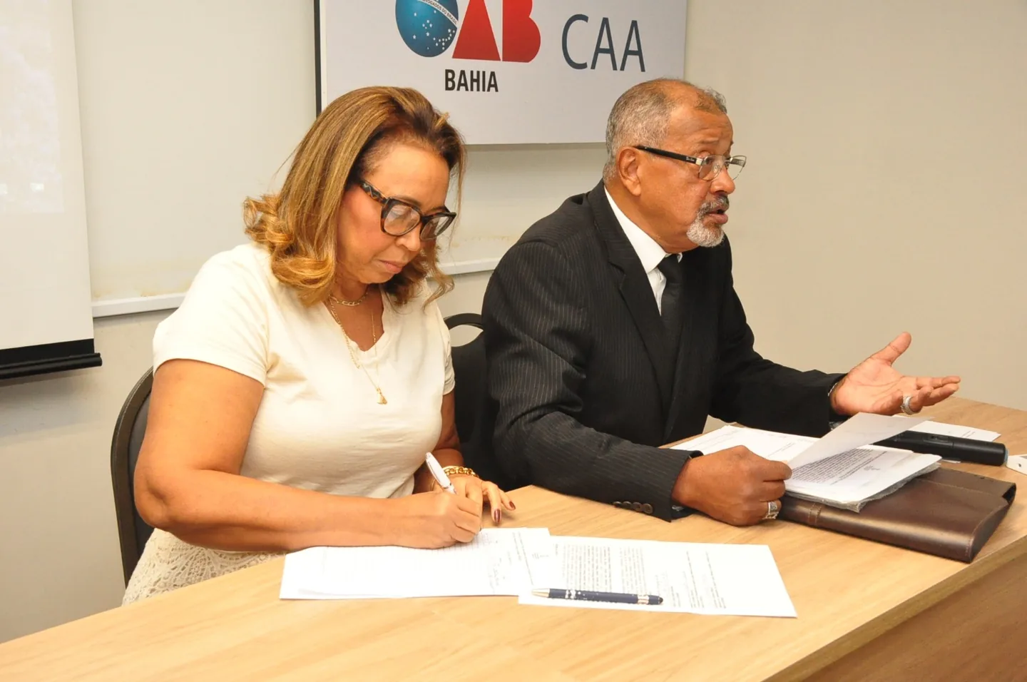 Registro de assinatura durante a cerimônia no Auditório da CAAB