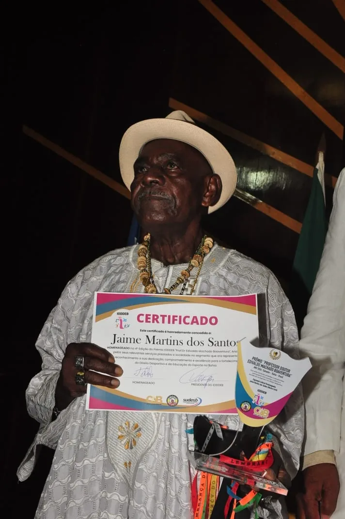 Homenageada apresenta certificado e troféu do Prêmio IODDEB 2026